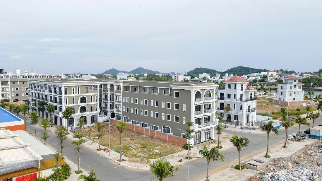 chính chủ cần bán shohouse mặt tiền. 1 trệt ba lầu.vị trí đẹp.