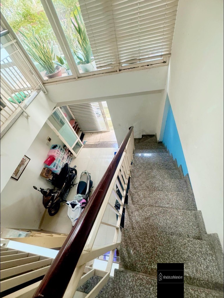Ngang hơn 4m, 52m2, 4tầng 5pn3wc. Có giếng trời, sân thượng.Sổ vuông. Ply chuẩn