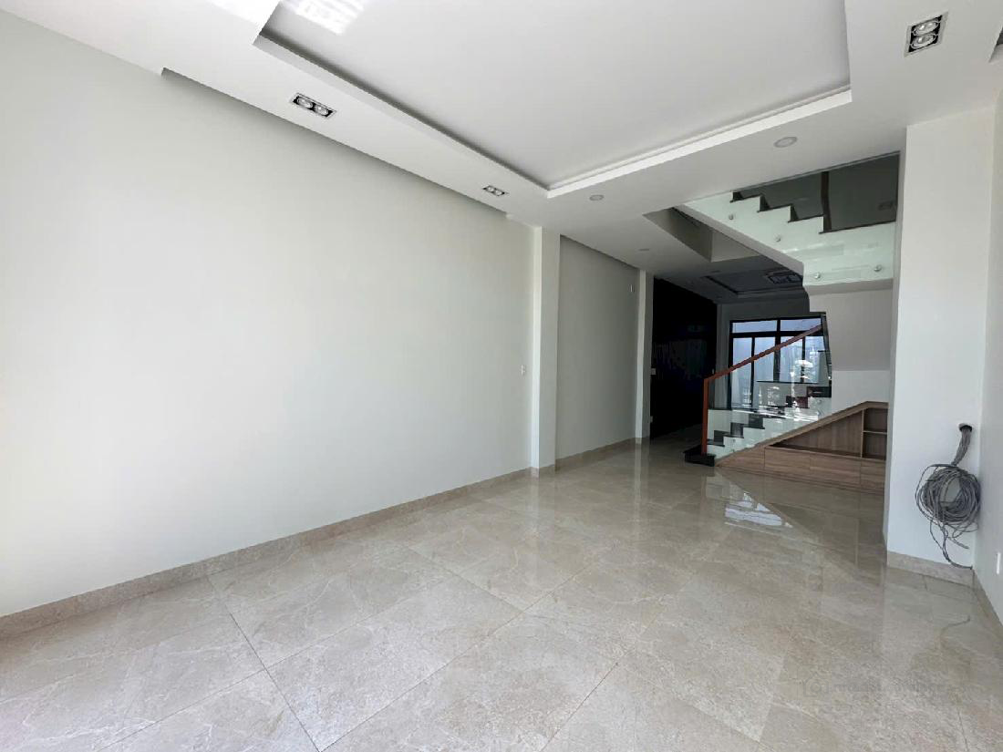Nhà Ngay Chợ - Bình Chánh Đuờng trước nhà 5m xe hơi đỗ cửa
DT: 5 x 20 850tr