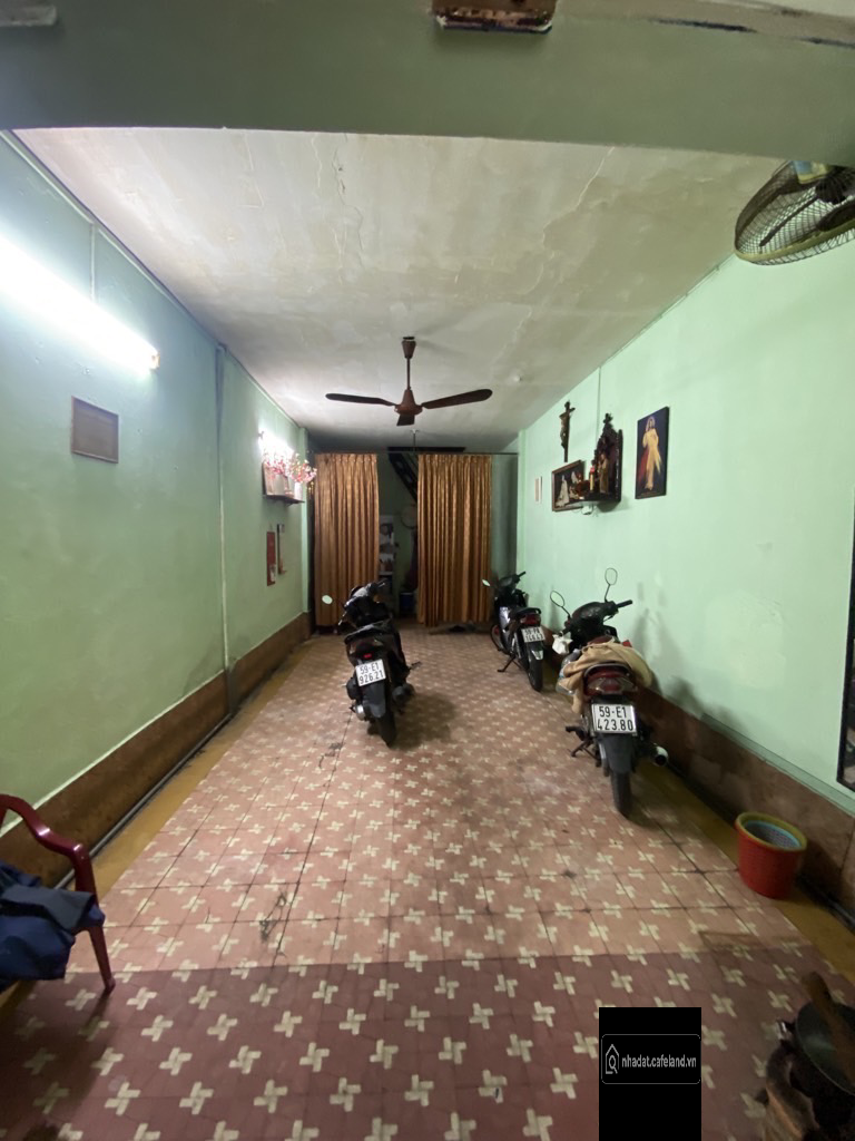 Nhà cũ tiện xây hay sửa. ngang 3.55m,47m2, 2tầng 3pn2wc. hẻm bêtông 4m. PL chuẩn