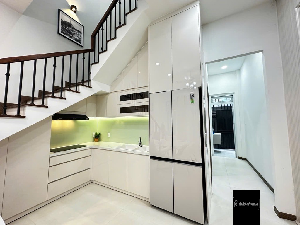 ngang hơn 4m, 49m2, 2 tầng, 3pn2wc (pn trệt), hẻm 3m, gần mặt tiềnđường. Nhà mới