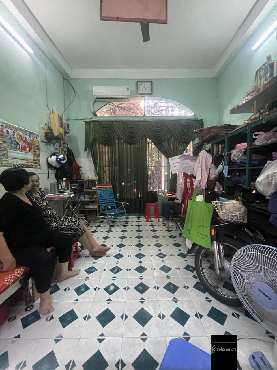 Nhà ngang hơn 4m, lô góc, 41m2, 4 tầng, 4pn3wc. Nhà cũ lâu đời, chỉ cần áo lại.
