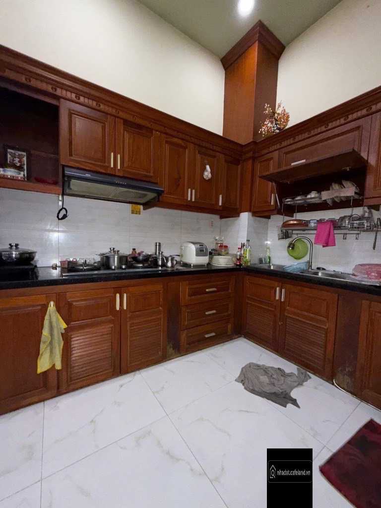 Ngang hơn 4m, 34m2 với 3 tầng 3pn3wc. Cách 1 căn ra mặt tiền. Hẻm trên 3m. Đẹp 