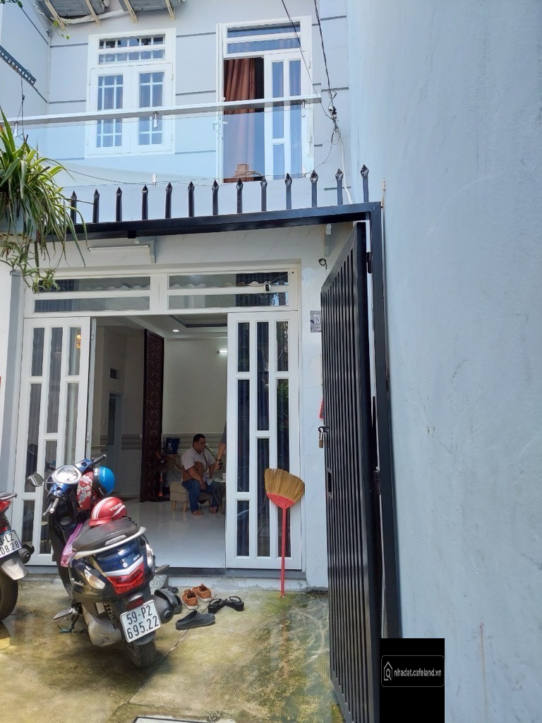 Ngang 5m, 45m2, 2 tầng, 2pn2wc. Nhà 2 mặt hẻm, có sân để xe rộng. Đẹp. Pháp lý 