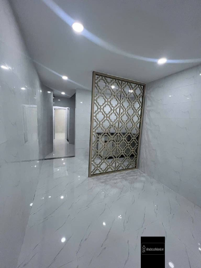 Nhà còn mới 3m ngang, 42m2 với 4pn, pn trệt. Gần các tiện ích. Tặng nội thất @ 