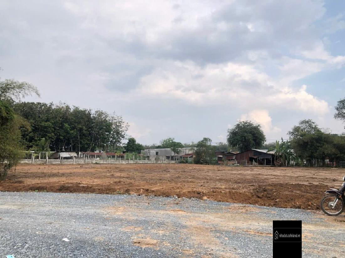 Bán đất hơn 4.000m2 mt đường nhựa 30m, đối diện công viên lớn, xây dựng đa năng