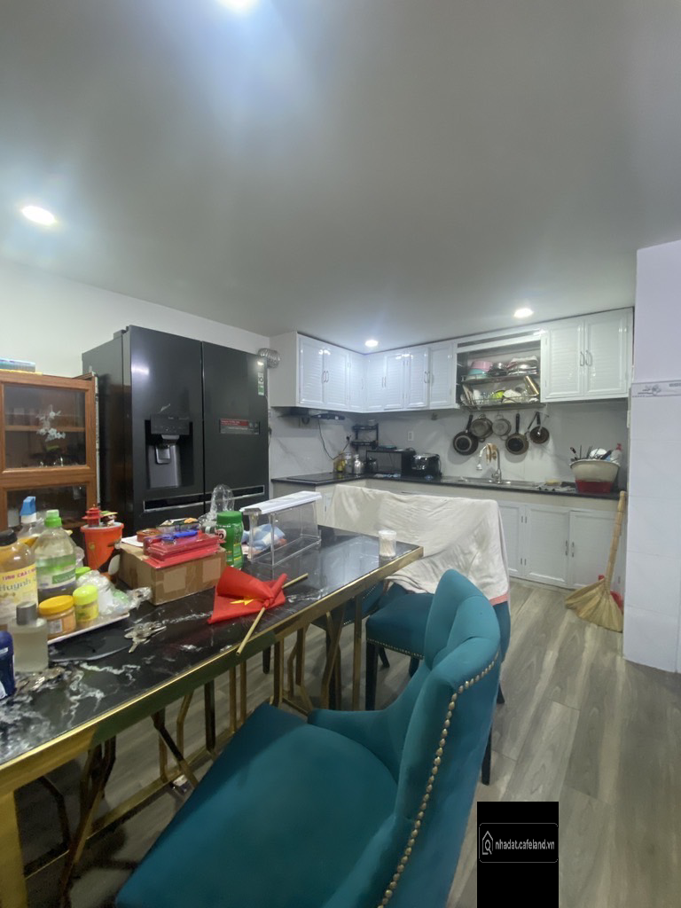 ngang hơn 8m, 68m2, hiện trạng là 2 căn, 1 căn đang cho thuê. Vị trí gần q1. 