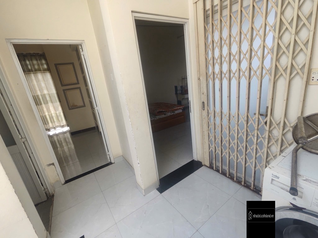 ngang 3.1m nở hậu 8m, 55m2, 3 tầng 4pn (pn trệt) 3wc. Gần mặt tiền đường. Hc đủ