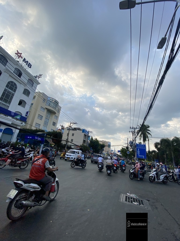 NHÀ THI ĐẤU ĐA NĂNG QUẬN 7 - 40M DÀI 22M - 3 TẦNG - THU NHẬP 100TR/ TH - 85 TỶ 