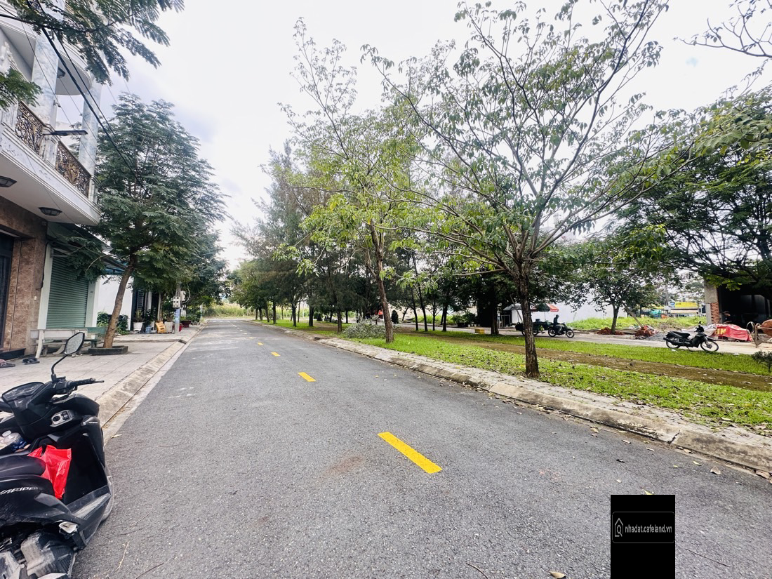 chính chủ cần bán gấp lô đất đối diện công viên sát chợ xuyên á. 5x18 rất đẹp