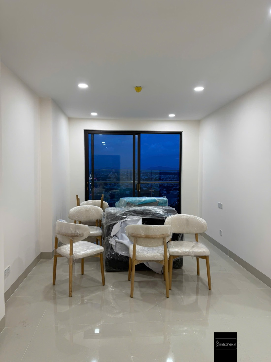 bán căn hộ chung cư co cấp 2 phòng ngủ 2WC trung tâm Chí Linh