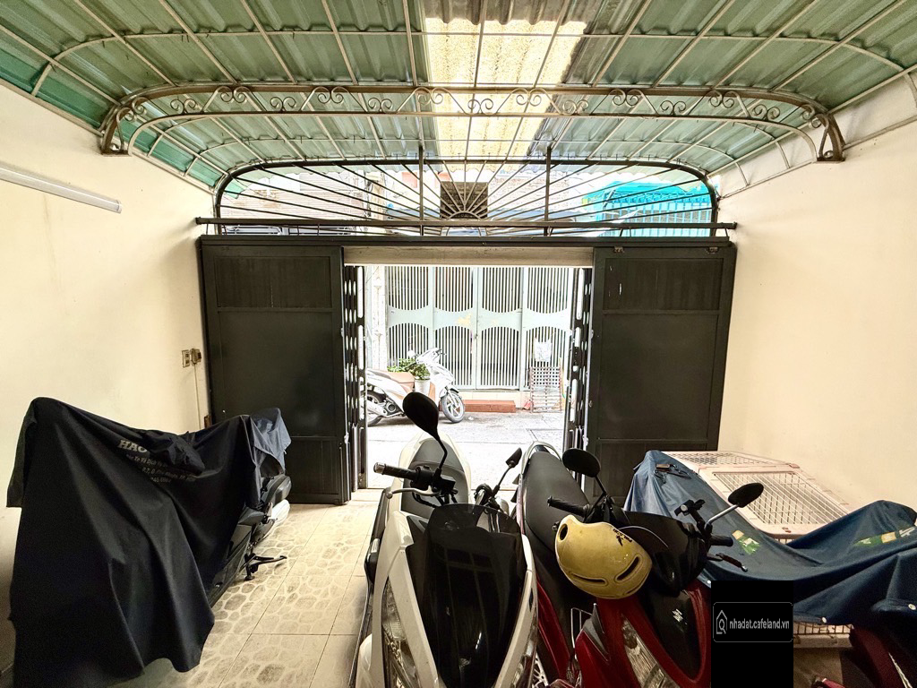 ngang 4.4m nở 4.6m 44m2, 2tầng 3pn. Sân để xe, gần các tiện ích. Pháp lý chuẩn 