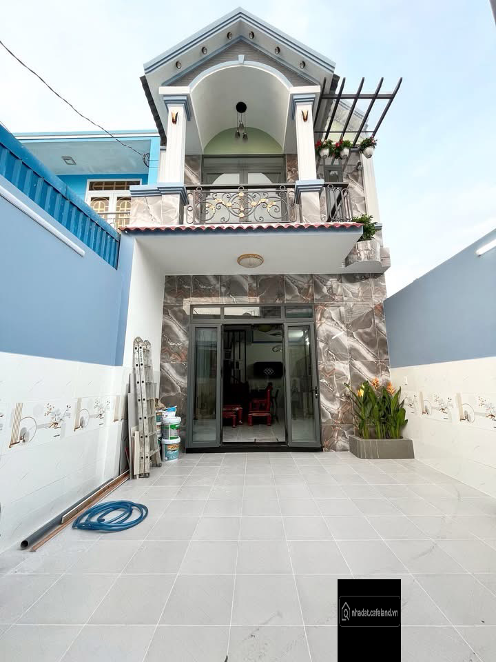 bán nhà xây mới, 3 phòng ngủ, gần chợ mỹ hạnh nam, sổ hồng riêng chủ hỗ trợ bank