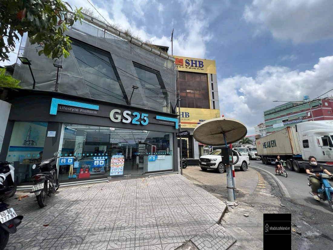 Đang cho thuê: 45tr/tháng

Bán toà nhà 1 trệt - 2lầu. Ngay cổng kCN BH2
Mặt tiền