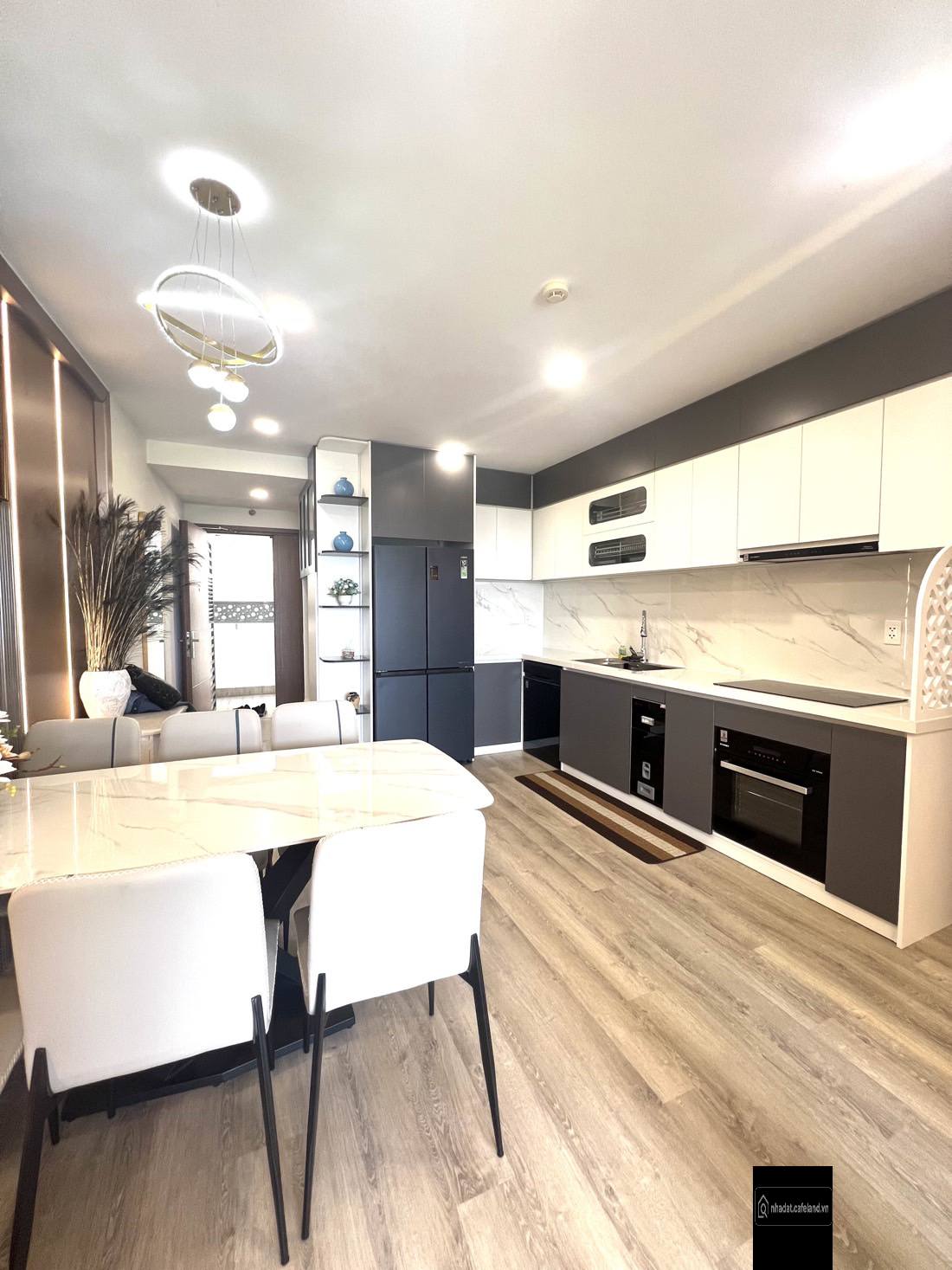 Bán căn hộ 2 phòng ngủ tầng cao view biển tuyệt đẹp 