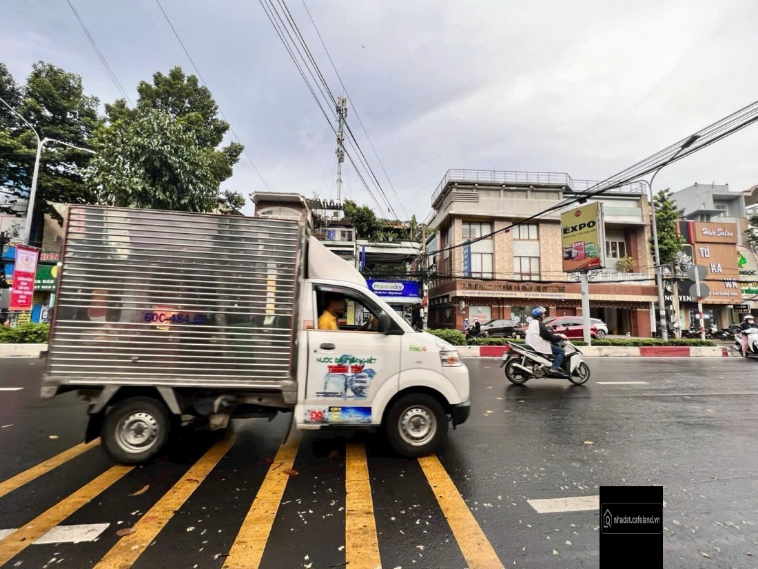 Mặt tiền đường NGUYỄN ÁI QUỐC đối diện Bệnh Viện 7B

- VỊ TRÍ CỰC ĐẸP đông vui x