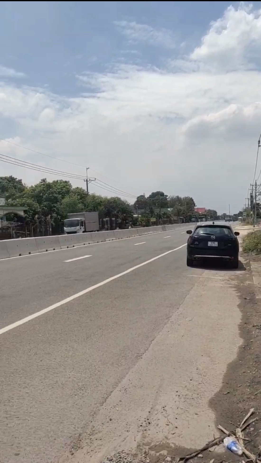 Bán Đất xưởng 12.400m2 mặt tiền DT741. Mặt tiền 60m tiện kinh doanh. Có cho thuê