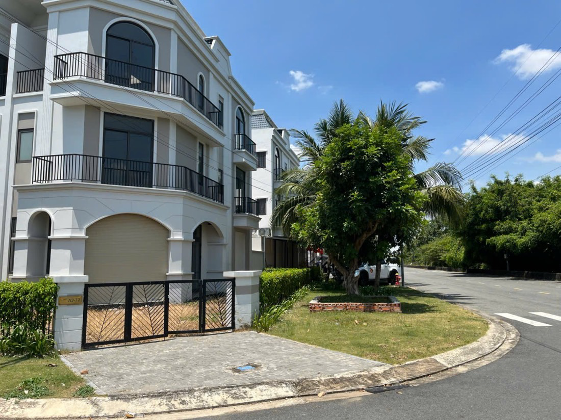 Bán nhà Phố 1 Trệt 2 Lầu La Villa – Giá Chỉ 3.2 Tỷ, Sổ Hồng, Vào Ở Ngay!