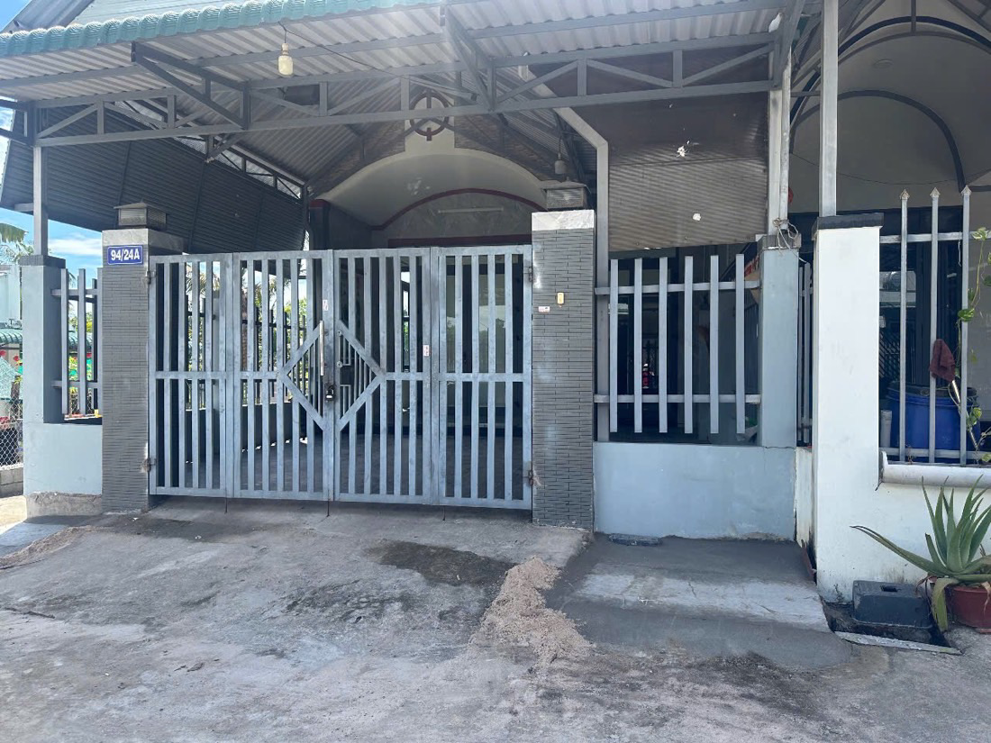 BÁN ĐẤT TẶNG NHÀ CẤP 4 CÒN MỚI