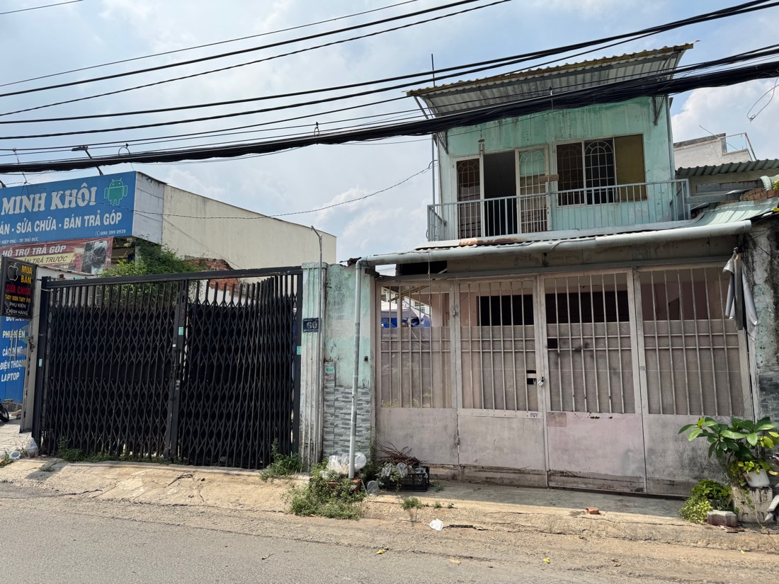 Trên đất có nhà cấp 4 hai căn
