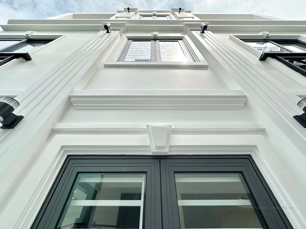 Nhà mới đẹp, 43m2, 4 tầng 5pn5wc, hẻm thẳng, khu vực an ninh, camera