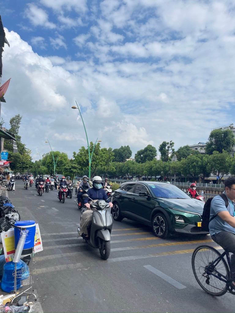 Mặt tiền đường Hoàng Sa q3, nhà có hẻm sau 5m, tiện xây mới, ply chuẩn