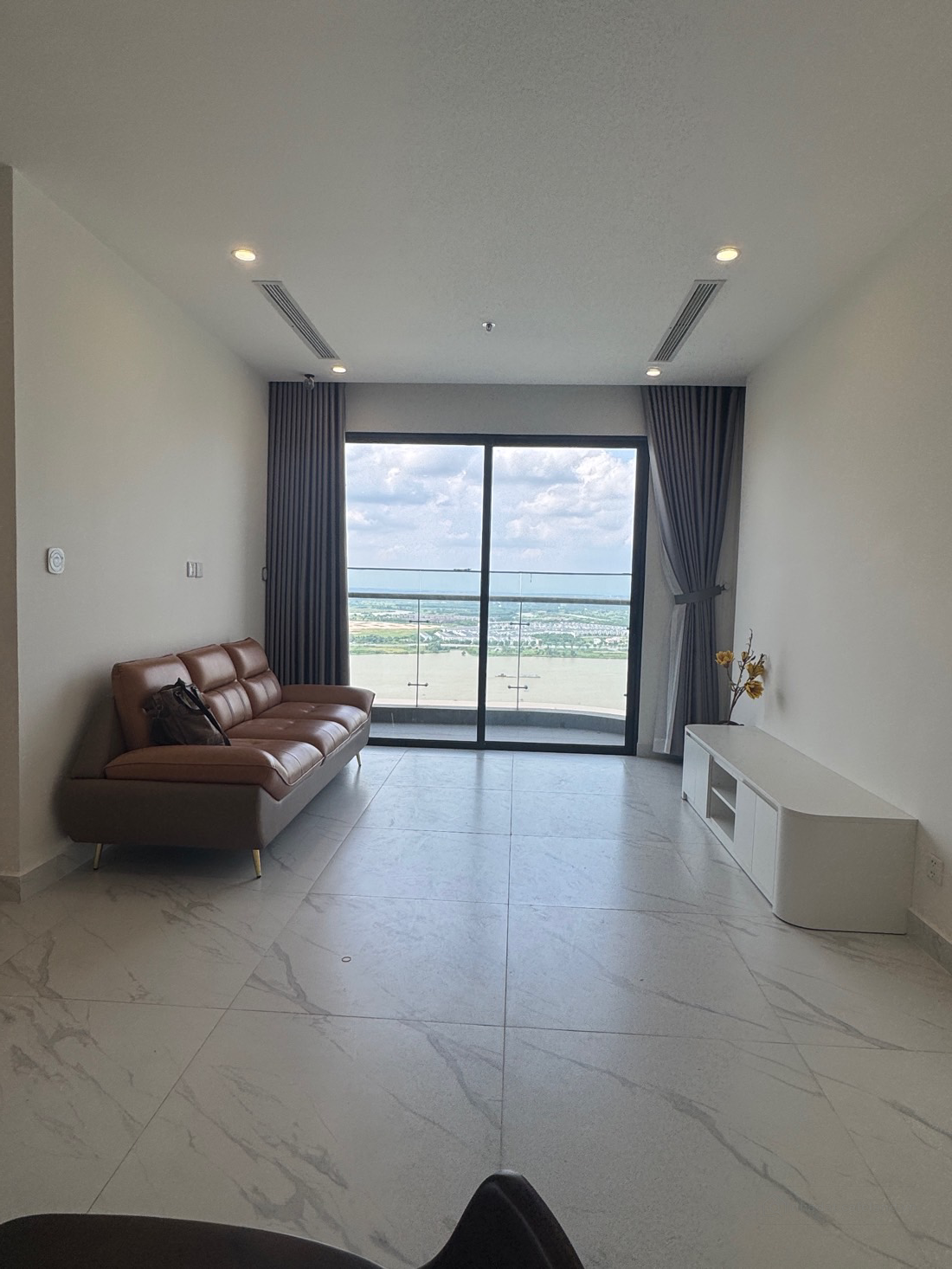 Cho thuê 3Pn dt 102 m2 toà BE giá rẻ Full nội thất giá 15 tr, 03378287493