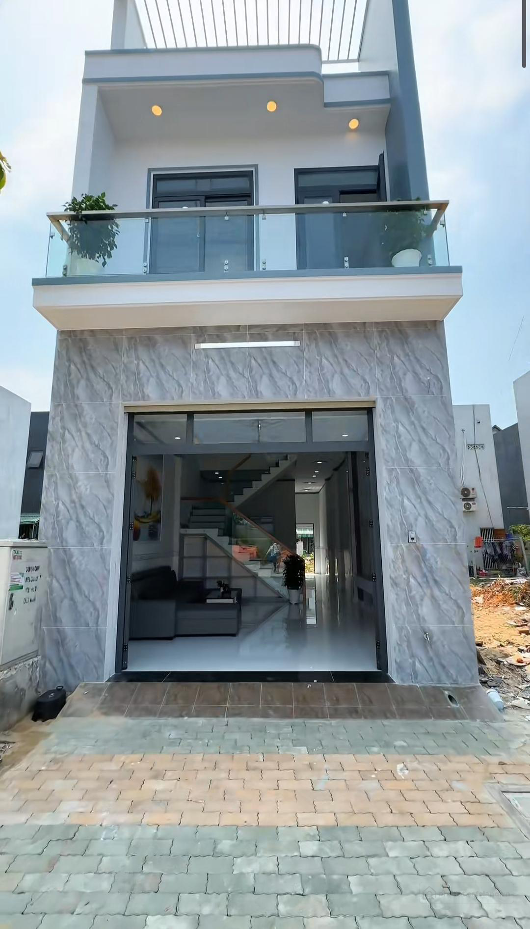 Nhà 990tr Hưng Long, Bình Chánh 72m2, 1 trệt 1 lầu
