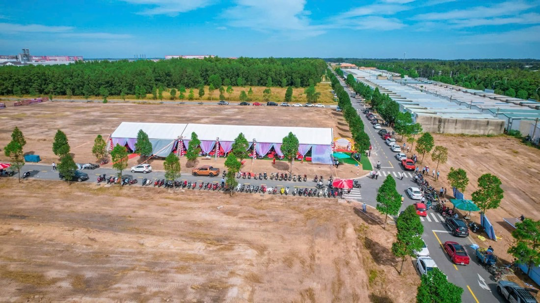 Bán căn nhà Shop đường D7 KCN Bàu Bàng. 150m2. 1,6tỷ. Dân đông, đang kinh doanh