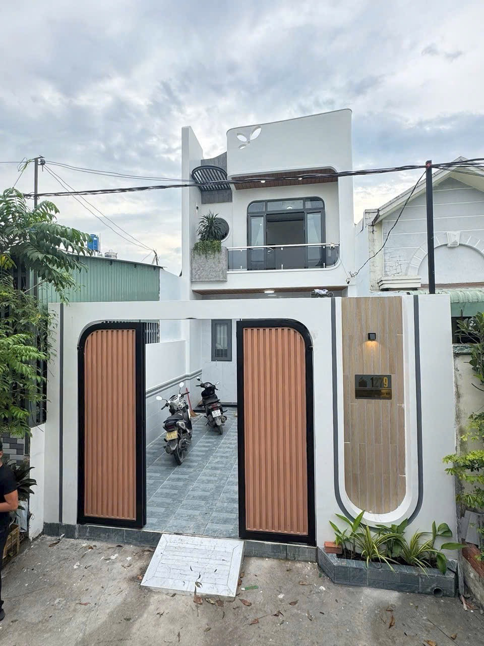 bán nhà giáp hóc môn, nhà mới xây, hoàn công, đường bê tông, ô-tô đỗ cửa