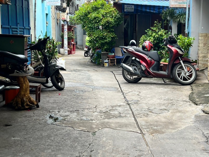 Nhà cũ tiện xây mới, 40m2, ngang 4m, gần mặt tiền, lô góc, an ninh yên tĩnh.