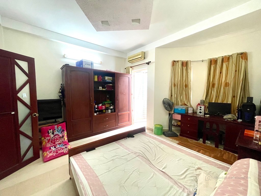 Nhà còn mới, ngang 4.5m nở hậu, 2 mặt hẻm, hẻm rộng, và thông các ngã