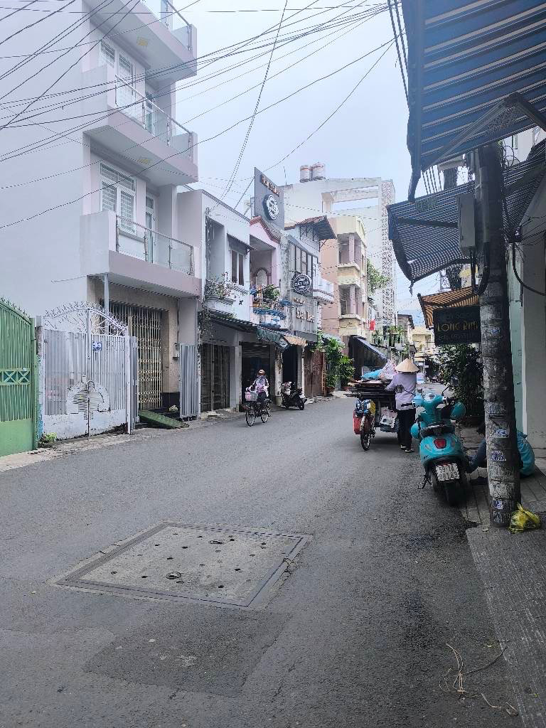 Nhà cũ tiện xây mới, ngang 4m, 32m2, hẻm xe hơi, Bình Thạnh giáp q1