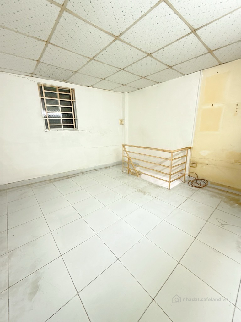 Nhà cũ tiện xây mới, ngang hơn 4m, 37m2, gần mặt tiền, BT giáp quận1