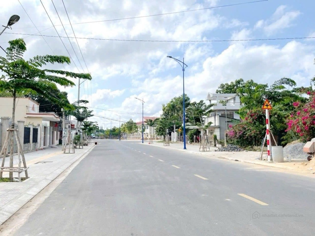 Đất thổ cư , mặt tiền đường nhựa , sổ hồng riêng