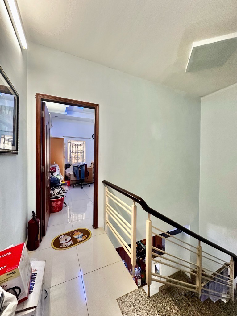 Nhà nở hậu, 2 mặt hẻm, nhà mới, hẻm thẳng, gần mặt tiền đường, dân trí cao &