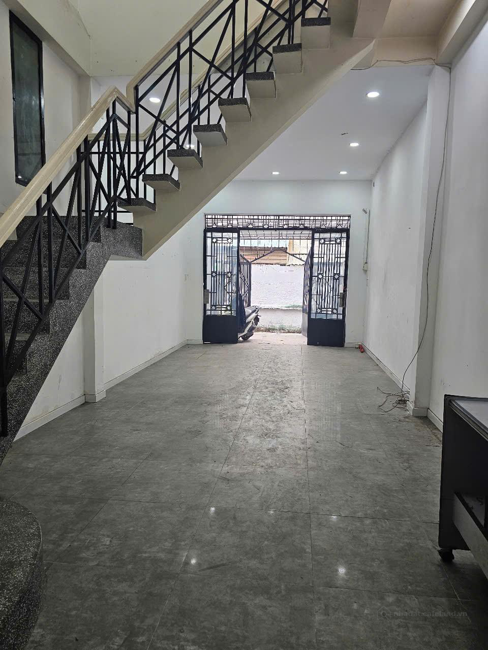 Nhà 4 tầng 4*15 hiện có 3pn, 2 sân thượng trước sau, cách mặt tiền 1 căn nhà