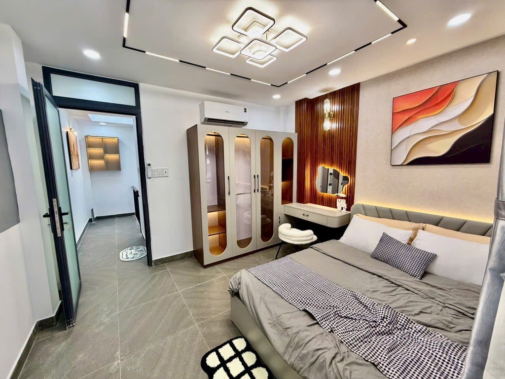 Nhà còn mới, 30m2, ngang hơn 3m, hẻm 6m, giáp quận 1. Pháp lý chuẩn 