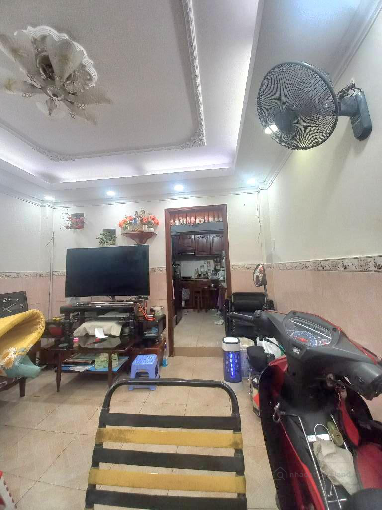 Chỉ 5,7 tỷ - cách 5m ra Trường Sa - hẻm 3,5m - sổ 30,5m2 (3,7 x 9)