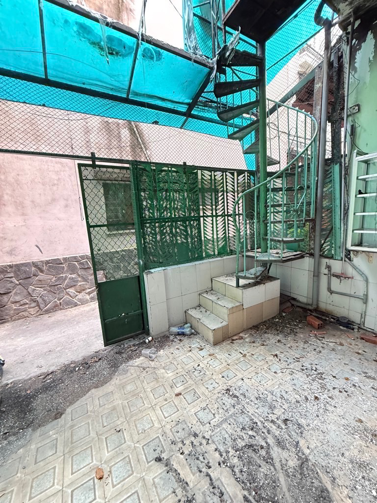Nhà cũ tiện xây mới, 69m2, nở hậu 4.5m, dài 18m, hẻm trước nhà 3m, gần hẻm ô tô 