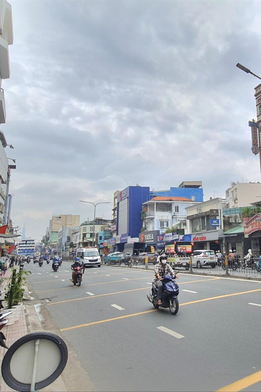 Mặt tiền Hoàng Văn Thụ (30 mét) - sổ 63,91m2 - nhà 4 tầng 6PN. Chỉ 15 tỷ