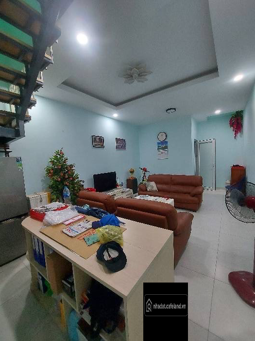 Mặt tiền đường kinh doanh sầm uất, ngang hơn 4m, 86m2, nhà còn mới. 