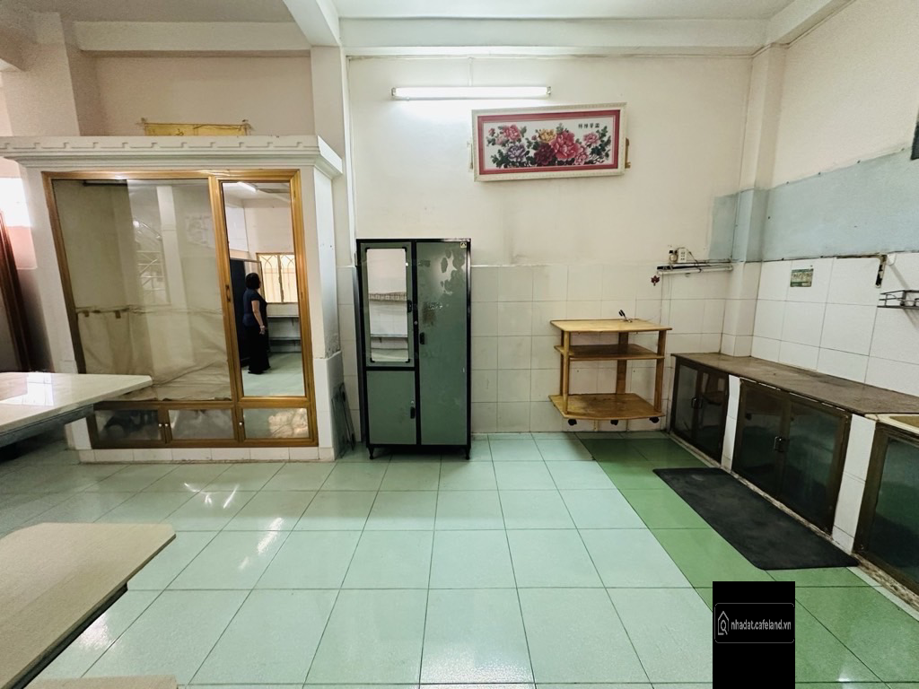 Nhà diện tích lớn 121m2, ngang hơn 5m (nở hậu) có sân để xe rộng rãi, pn trệt