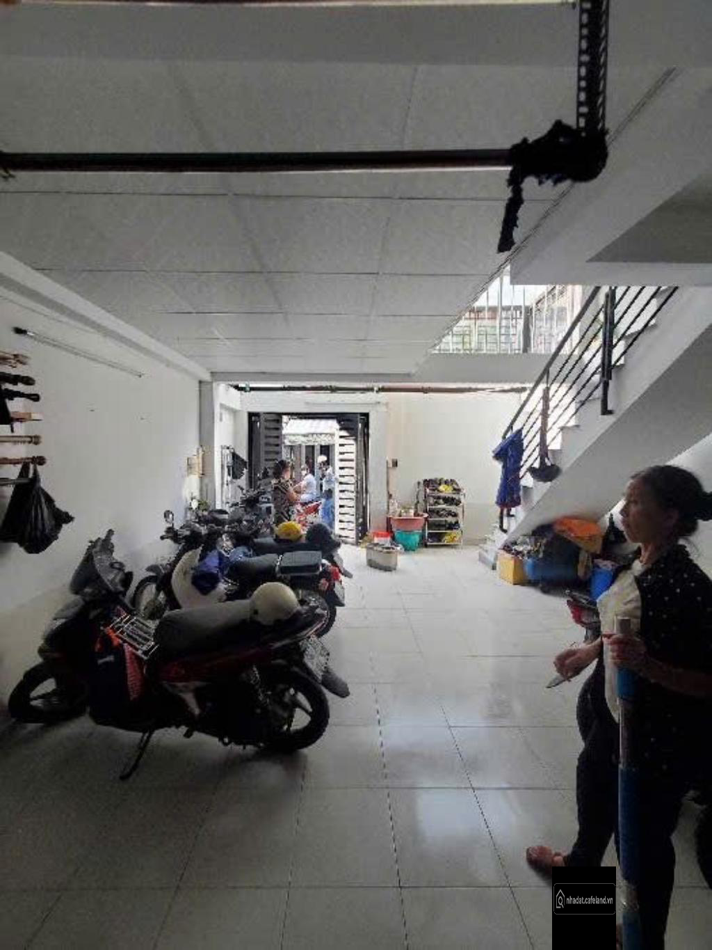 Căn hộ dịch vụ với 9pn. Ngang hơn 5m, 74m2. Hẻm xe hơi. Dòngtiền sẵncó. Dân trí
