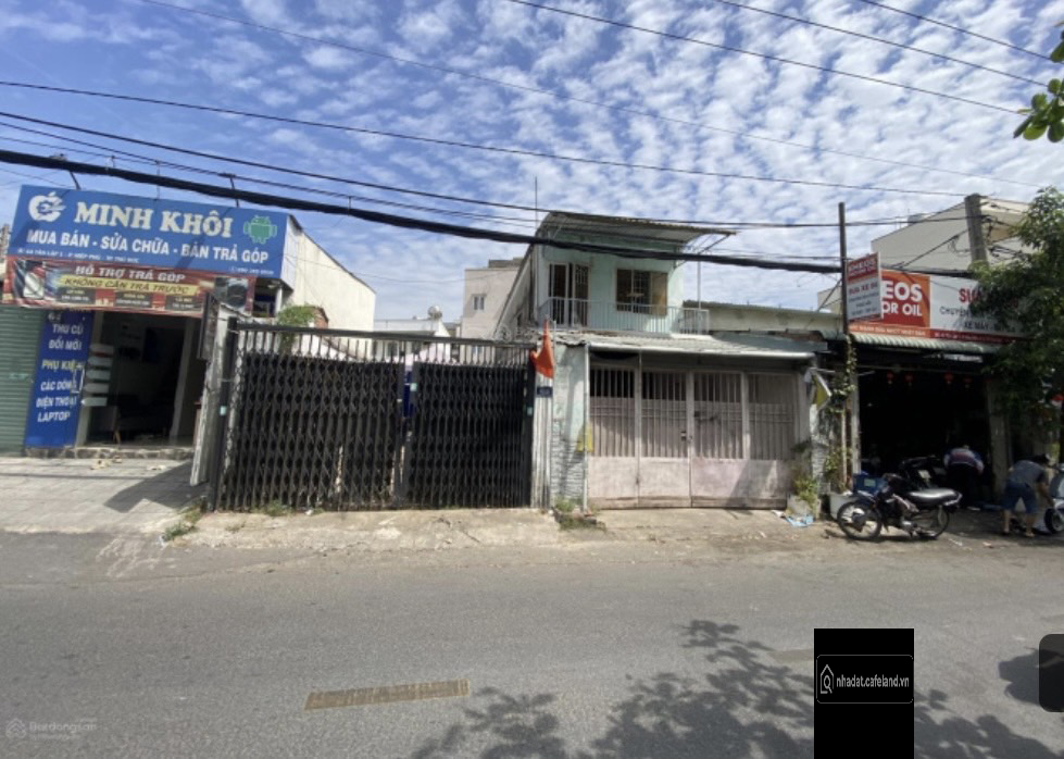 Trên đất có nhà cấp 4 hai căn 