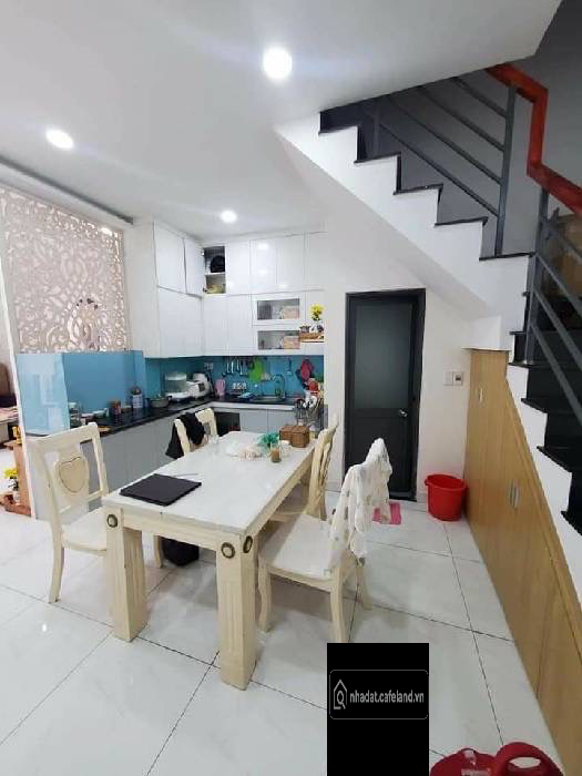 Nhà nở hậu ngang 5m, 53m2. Kết cấu 3 tầng bao gồm sân thường. Pháp lý chuẩn 