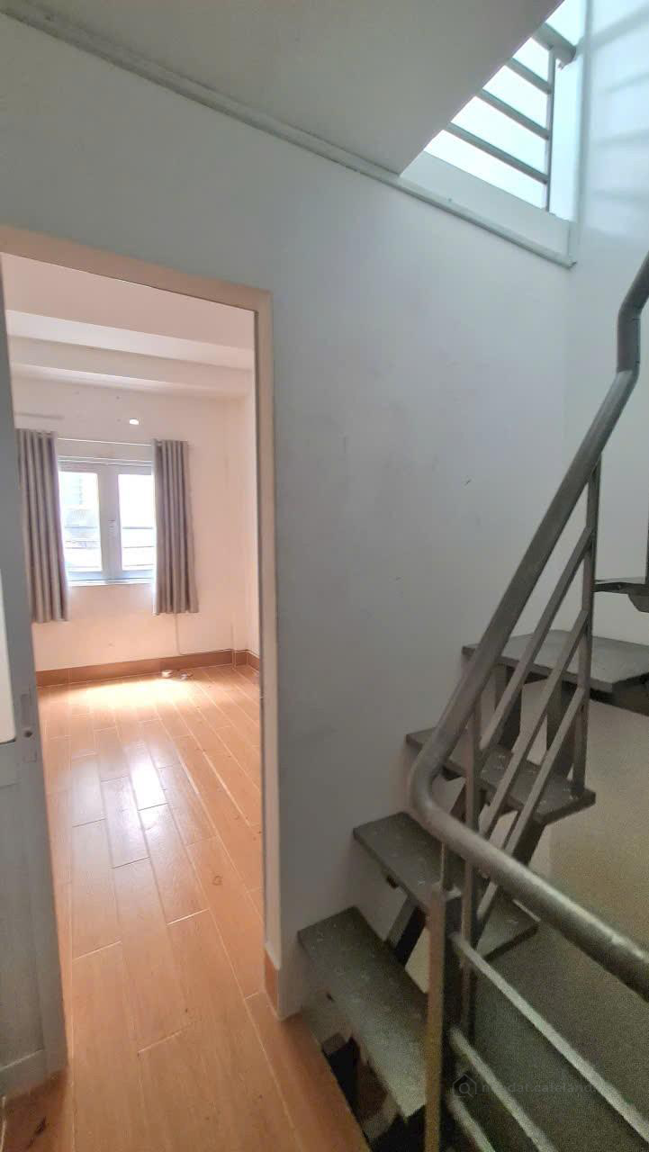 Chỉ 2,3 tỷ - hẻm thông Nguyễn Tất Thành - sổ 17,1 m2 - nhà đẹp 3 tấm