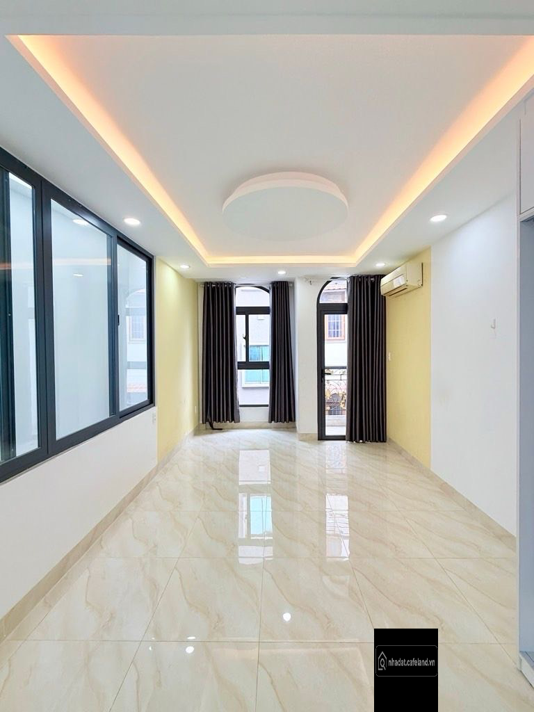 nở hậu đầu 3.5m đuôi 4.8m, 4 tầng mới đẹp, giếng trời, ban công. Khu vực an ninh