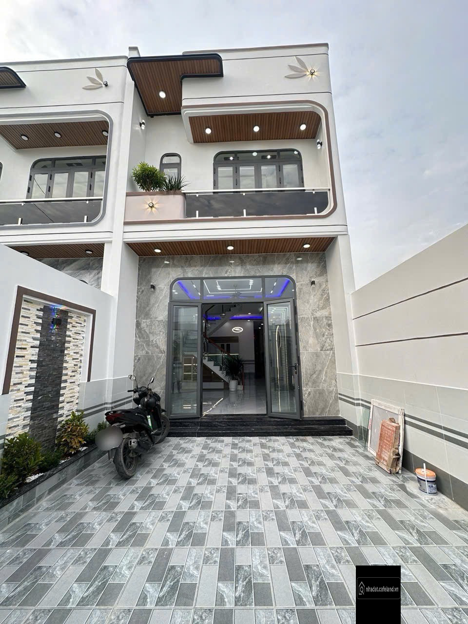 Bán nhà mặt tiền nhựa Hoa vàng 5x23m có 3PN ở buôn bán được giá 3T250