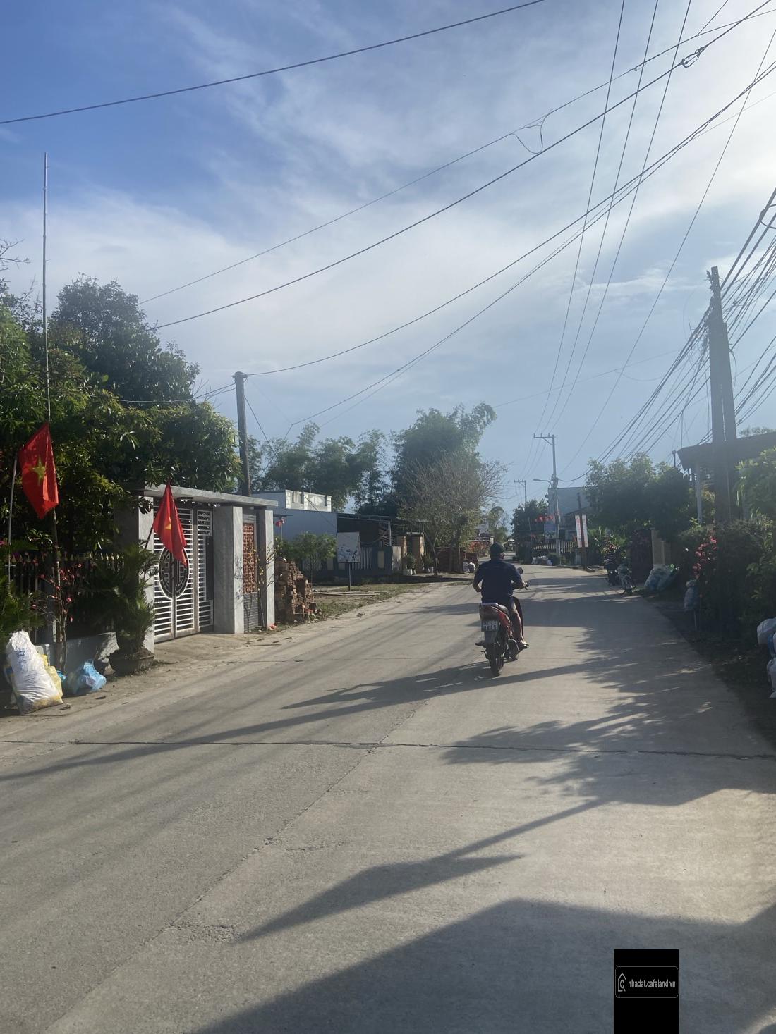 cần bán nhanh lô đát giá rẻ gần trụ sở công an và trường học khu dân cư đông đúc